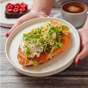 ☕ Salmón y huevos poché con café americano